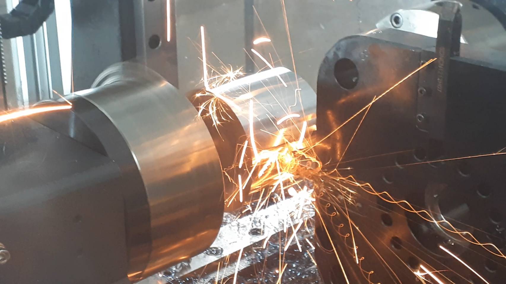 Yida's MT-900｜8-axis Mill-Turn Center Making a Full Steel Fork Part